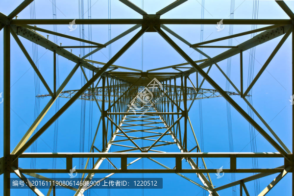 藍(lán)色天空的電力塔
