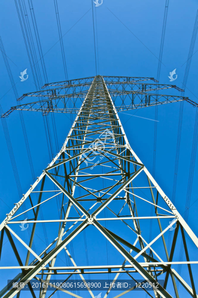 藍色天空的電力塔