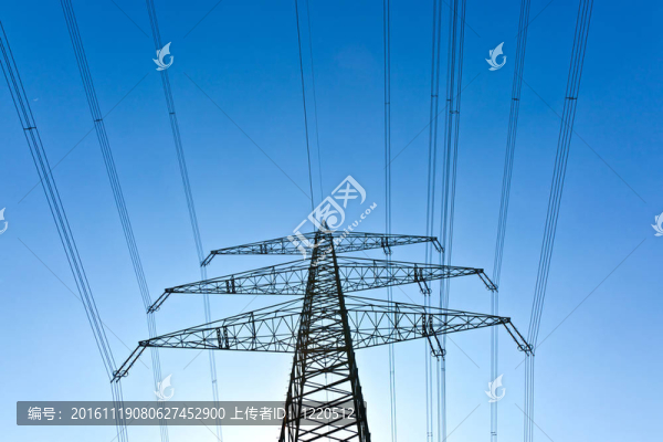 藍(lán)色天空的電力塔