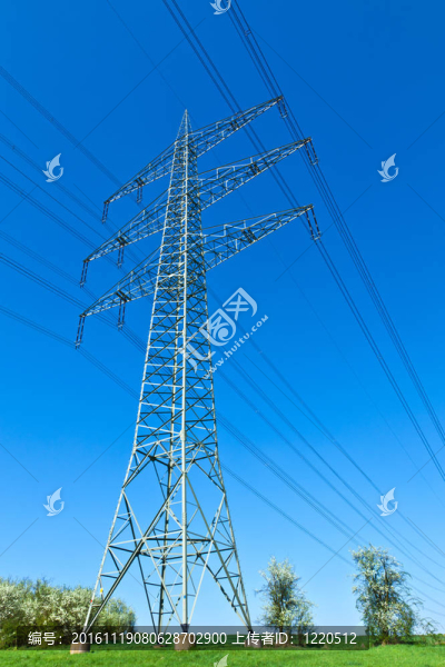 藍(lán)色天空的電力塔