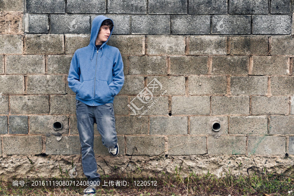 城市背景下的年輕英俊男孩
