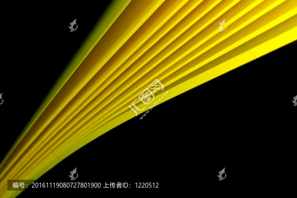 黑色背景上的黃色