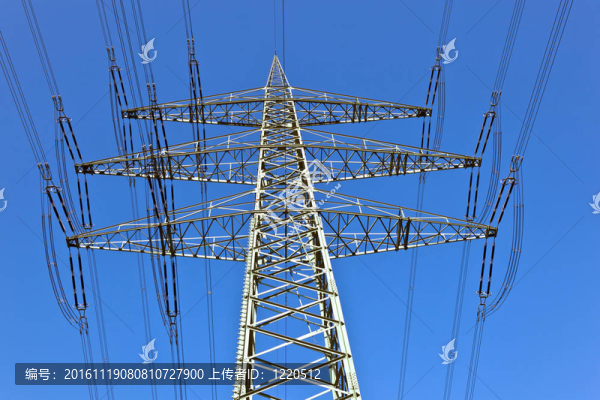藍(lán)色天空的電力塔