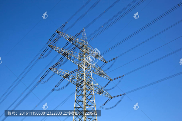 藍(lán)色天空的電力塔