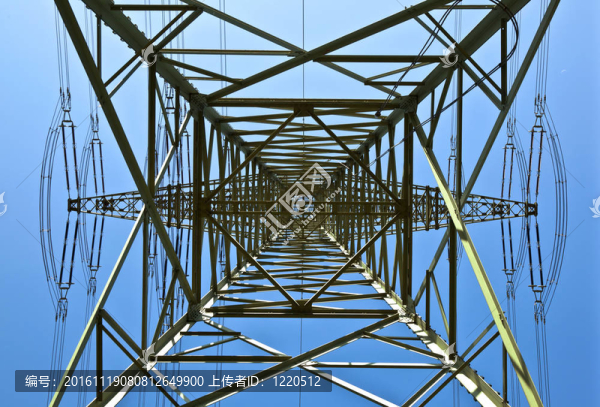 藍(lán)色天空的電力塔