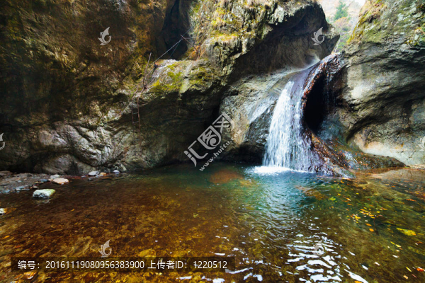 瀑布在山