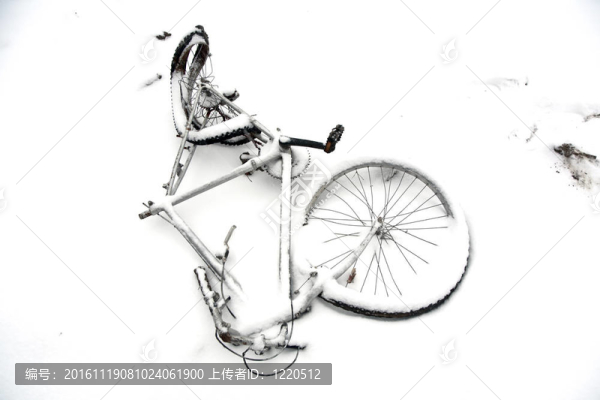 破損的舊自行車在冬季被冰雪覆蓋