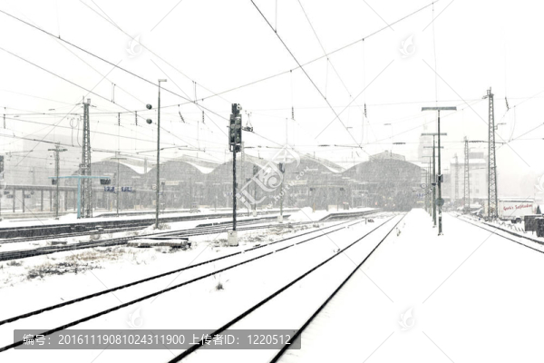 火車在冬季在雪亂舞的軌道