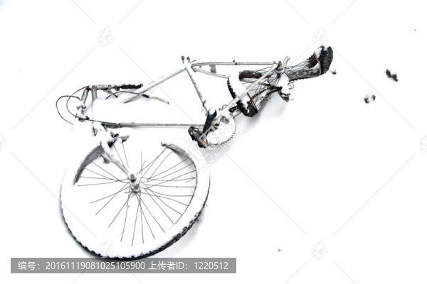 破損的舊自行車在冬季被冰雪覆蓋