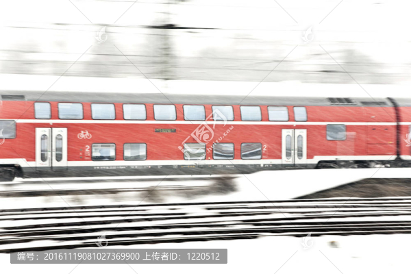 火車在冬季在雪亂舞的軌道