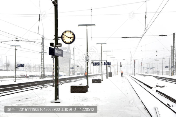 雪地火車站站臺(tái)