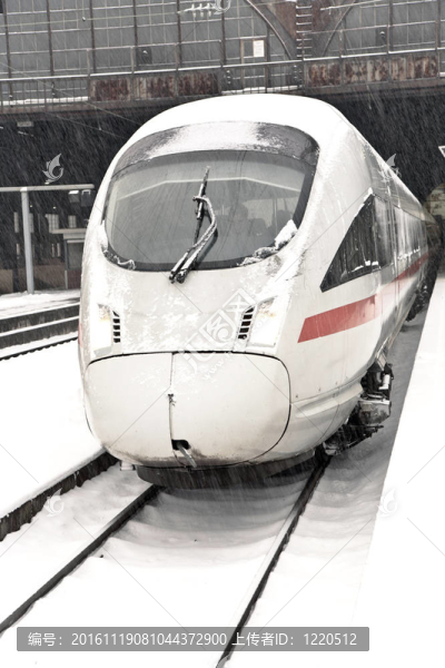 在冬季高速火車站