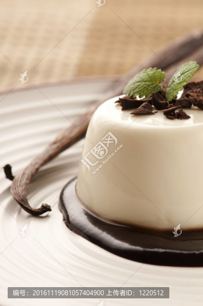 Panna,Cotta用巧克力和香草豆