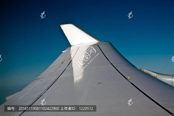 藍(lán)天中飛機(jī)的翅膀