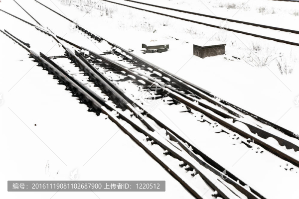 冬天的鐵軌上有雪