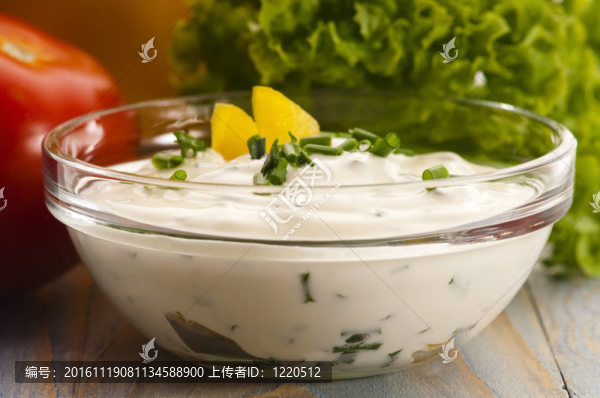 美味的奶酪和蔬菜韭菜