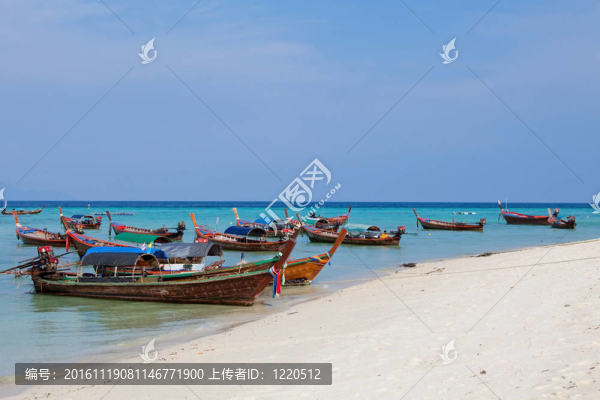海上的船