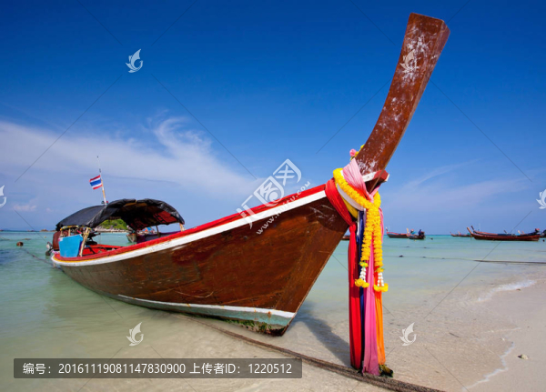 海上的船