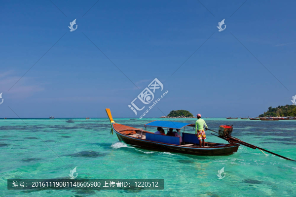 海上的船