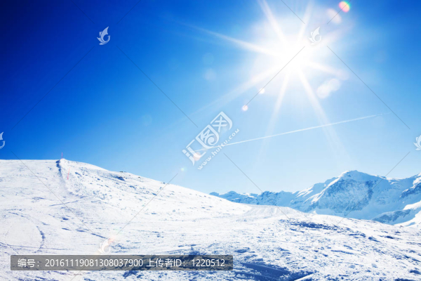 在冬天的山上曬太陽；覆蓋著雪