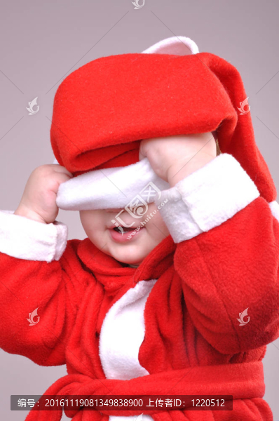 可愛的小微笑的圣誕老人蹣跚學步的男孩