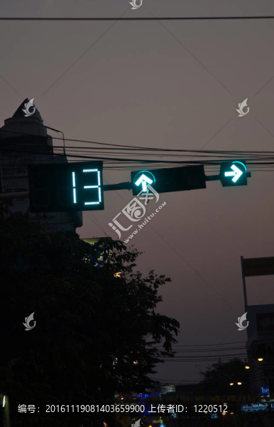 交通燈上的數(shù)字表示等待的秒數(shù)