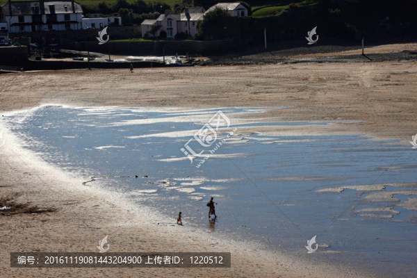 海灘上母親和孩子的剪影