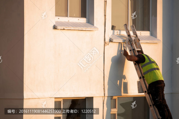 一個(gè)男人畫一棟建筑