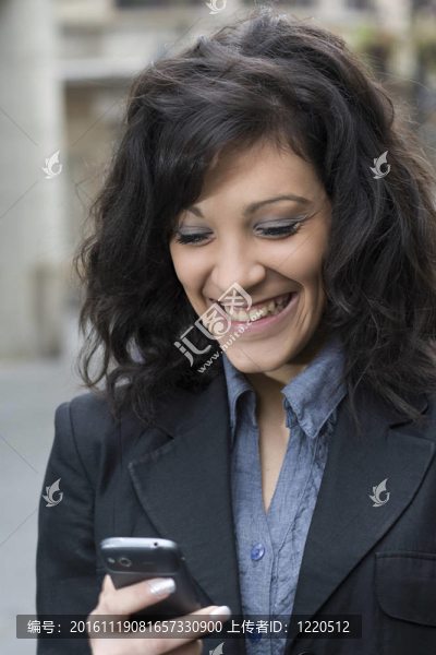 短信和年輕女人的微笑