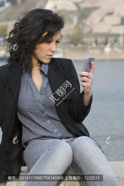 年輕的女人發(fā)一條短信