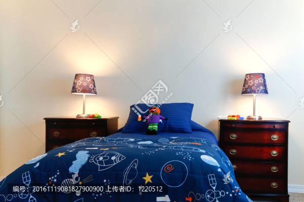 在白色臥室里有兩盞燈的藍色男孩床