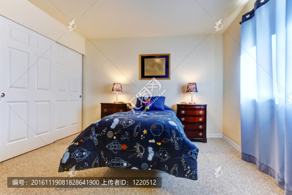 帶藍(lán)色宇宙床的男孩臥室