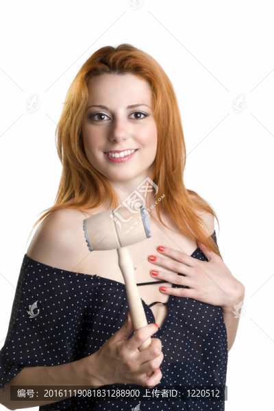 小女孩拿著一個(gè)肉錘。