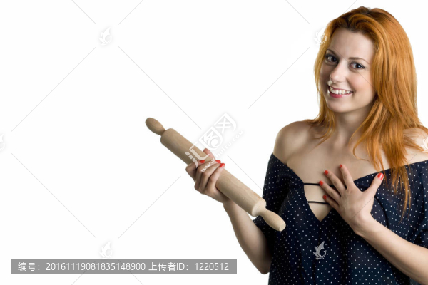 年輕女子用木制的卷釘