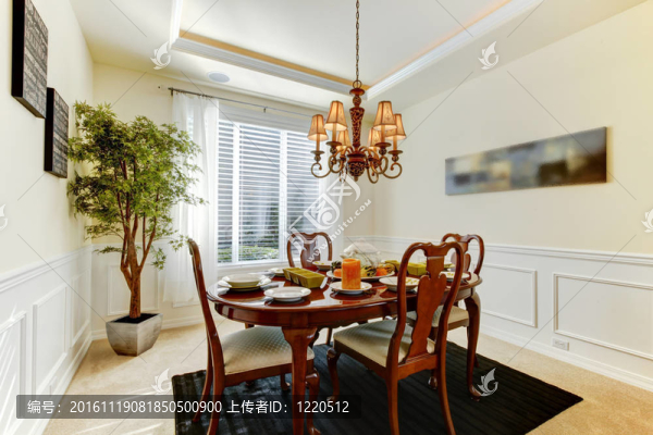 優(yōu)雅的餐廳與裝飾表秋季晚餐