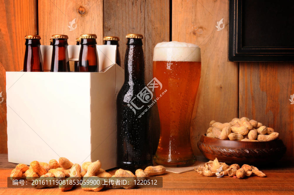 鄉(xiāng)村背景中的啤酒和花生