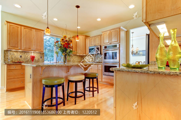 大型豪華楓木廚房與島嶼和凳子