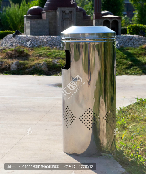 在公園的金屬垃圾桶