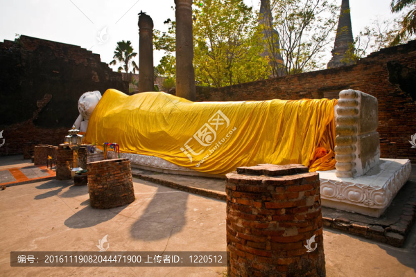 在如來佛祖身著寺屈艾柴Mongkol黃色圍巾