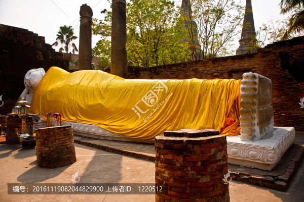 在如來佛祖身著寺屈艾柴Mongkol黃色圍巾