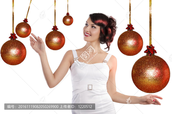 漂亮的女孩玩圣誕球之間