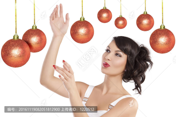 漂亮的女孩玩的快樂圣誕球之間