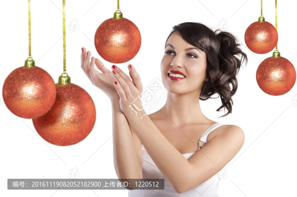 漂亮的女孩假扮圣誕球之間