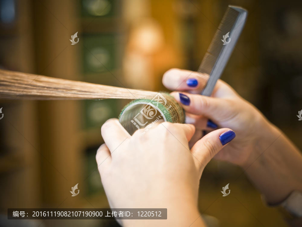 頭發(fā)護理的特寫