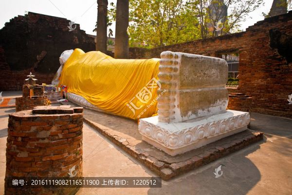在如來佛祖身著寺屈艾柴Mongkol黃色圍巾