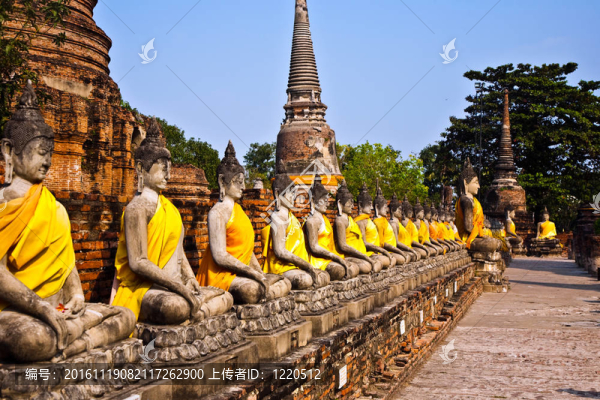 如來佛祖的雕像在寺廟屈艾柴Mongkol城府近曼谷；泰國