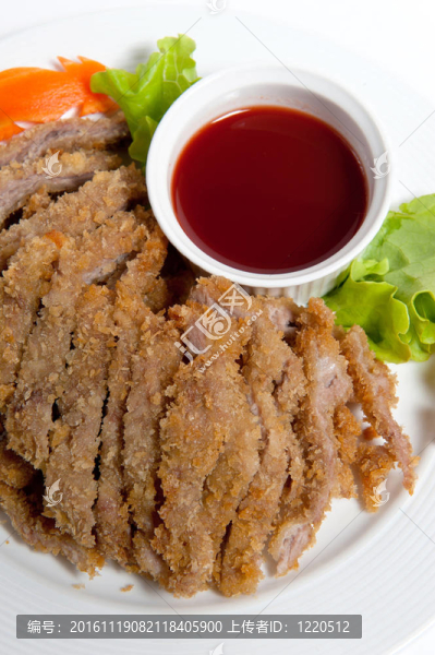 在盤子上用調(diào)味醬的豬肉