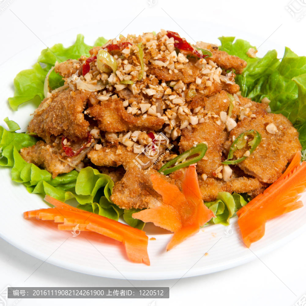 在盤子上用花生醬牛肉