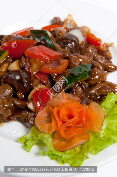 在盤(pán)子上烤蔬菜烤牛肉