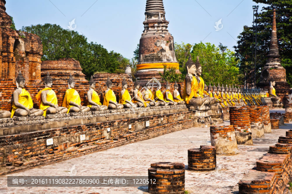 如來(lái)佛祖的雕像在寺廟屈艾柴Mongkol城府近曼谷；泰國(guó)